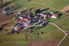 Vue aérienne de Toit tournant solaire du domaine viticole Schowalter à le quartier Deutschhof in Kapellen-Drusweiler dans le département Rhénanie-Palatinat, Allemagne