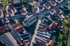 Vue aérienne de Église Saint-Laurent à Schweighofen dans le département Rhénanie-Palatinat, Allemagne