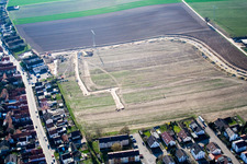 Vue aérienne de Chantiers de construction pour le nouveau quartier résidentiel d'un lotissement de maisons unifamiliales sur le Höhenweg à Kandel dans le département Rhénanie-Palatinat, Allemagne