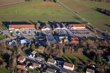 Vue aérienne de Zone industrielle de Mühläcker avec centres commerciaux à la frontière à Berg dans le département Rhénanie-Palatinat, Allemagne