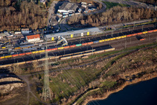 Vue aérienne de Gare de Wörth(Rhein) et parking couvert à Wörth am Rhein dans le département Rhénanie-Palatinat, Allemagne