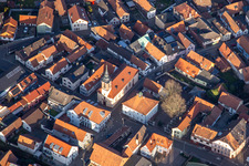 Vue aérienne de Église du Christ et ancien hôtel de ville de la Luitpoldstrasse à Wörth am Rhein dans le département Rhénanie-Palatinat, Allemagne