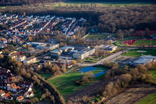 Vue aérienne de IGS avec un nouveau bâtiment entre l'école secondaire et la Bienwaldhalle à Kandel dans le département Rhénanie-Palatinat, Allemagne