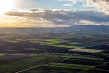 Vue aérienne de Champ solaire photovoltaïque devant le parc éolien de Freckenfeld à Winden dans le département Rhénanie-Palatinat, Allemagne