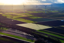 Vue aérienne de Champ solaire photovoltaïque devant le parc éolien de Freckenfeld à Winden dans le département Rhénanie-Palatinat, Allemagne