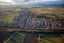 Vue aérienne de Route principale B427 venant de l'est à Winden dans le département Rhénanie-Palatinat, Allemagne
