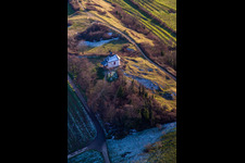 Vue aérienne de Chapelle « Kleine Kalmit » dans la réserve naturelle Kleine Kalmit à le quartier Ilbesheim in Ilbesheim bei Landau in der Pfalz dans le département Rhénanie-Palatinat, Allemagne
