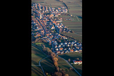 Vue aérienne de Ludwigstraße à Edesheim dans le département Rhénanie-Palatinat, Allemagne