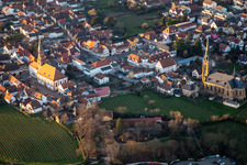 Vue aérienne de Église protestante. Église catholique Saint-Louis à Edenkoben dans le département Rhénanie-Palatinat, Allemagne