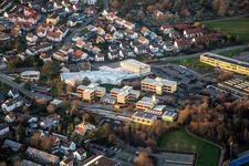 Vue aérienne de Paul-Gillet-Realschule plus, Weinstrasse ; Lycée et grande salle de sport Edenkoben à Edenkoben dans le département Rhénanie-Palatinat, Allemagne