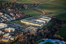 Vue aérienne de Lycée Edenkoben et grande salle de sport à Maikammer dans le département Rhénanie-Palatinat, Allemagne