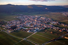 Vue aérienne de Du sud-est à Maikammer dans le département Rhénanie-Palatinat, Allemagne