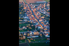 Vue aérienne de Rue principale à Gommersheim dans le département Rhénanie-Palatinat, Allemagne