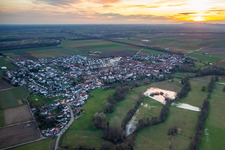 Vue oblique de Au coucher du soleil à Steinweiler dans le département Rhénanie-Palatinat, Allemagne