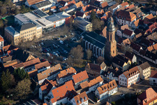 Vue aérienne de Place du marché avec l'église St. Georg, l'école primaire et la mairie à Kandel dans le département Rhénanie-Palatinat, Allemagne