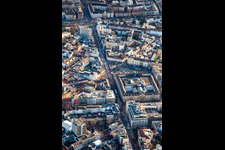 Vue aérienne de Nettoyage du défilé du carnaval dans la Karlstraße à le quartier Innenstadt-West in Karlsruhe dans le département Bade-Wurtemberg, Allemagne