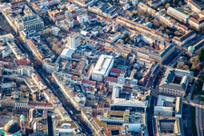 Vue aérienne de Nettoyage du défilé du carnaval dans la Kaiserstr. à le quartier Innenstadt-West in Karlsruhe dans le département Bade-Wurtemberg, Allemagne