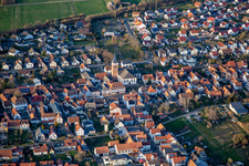 Vue aérienne de Rue principale à le quartier Schaidt in Wörth am Rhein dans le département Rhénanie-Palatinat, Allemagne