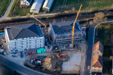Vue aérienne de Nouvelle construction d'un appartement adapté à l'âge au passage à niveau à le quartier Schaidt in Wörth am Rhein dans le département Rhénanie-Palatinat, Allemagne