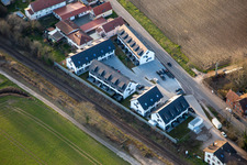 Vue aérienne de Nouveau développement de maisons mitoyennes à la gare de Schaidter à Steinfeld dans le département Rhénanie-Palatinat, Allemagne
