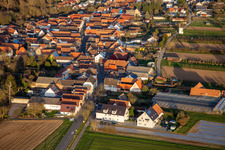 Vue aérienne de Rue principale de l'ouest à Winden dans le département Rhénanie-Palatinat, Allemagne