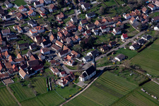 Vue aérienne de Pfarrwingert et église protestante Rechtenbach - Paroisse Schweigen-Rechtenbach à le quartier Rechtenbach in Schweigen-Rechtenbach dans le département Rhénanie-Palatinat, Allemagne