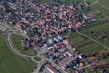 Vue aérienne de Porte des vins allemande. Début de la Route des vins allemande. à le quartier Schweigen in Schweigen-Rechtenbach dans le département Rhénanie-Palatinat, Allemagne