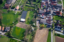 Installation équestre au cimetière à Winden dans le département Rhénanie-Palatinat, Allemagne hors des airs