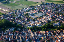 Vue aérienne de Rue principale du sud-est à Kuhardt dans le département Rhénanie-Palatinat, Allemagne