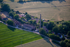 Vue aérienne de Menuiserie Hellmann dans l'ancienne briqueterie à Kuhardt dans le département Rhénanie-Palatinat, Allemagne