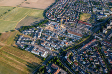 Vue oblique de Nouvelle zone de développement Am Biegen à le quartier Hochstetten in Linkenheim-Hochstetten dans le département Bade-Wurtemberg, Allemagne