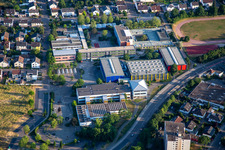 Vue aérienne de École secondaire, école primaire et professionnelle Linkenheim et école Albert Schweitzer, centre d'éducation spécialisée et de conseil en apprentissage à le quartier Linkenheim in Linkenheim-Hochstetten dans le département Bade-Wurtemberg, Allemagne