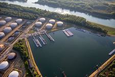 Vue aérienne de Port pétrolier de MIRO à le quartier Knielingen in Karlsruhe dans le département Bade-Wurtemberg, Allemagne