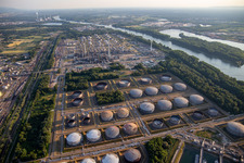 Vue aérienne de Raffinerie d'huile minérale du Rhin supérieur du nord à le quartier Knielingen in Karlsruhe dans le département Bade-Wurtemberg, Allemagne