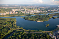 Vue aérienne de Port d'État de Wörth et MIRO de l'autre côté du Rhin à Wörth am Rhein dans le département Rhénanie-Palatinat, Allemagne