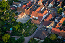 Vue oblique de Gnägyhof dans la rue principale à Winden dans le département Rhénanie-Palatinat, Allemagne