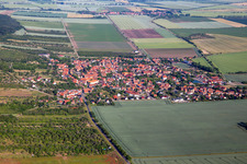 Vue aérienne de Dingelstedt sur le Huy du sud-est à le quartier Dingelstedt am Huy in Huy dans le département Saxe-Anhalt, Allemagne