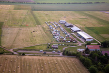 Vue aérienne de Paramoteurs à l'aérodrome Ballenstedt à le quartier Asmusstedt in Ballenstedt dans le département Saxe-Anhalt, Allemagne