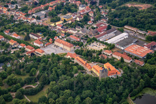 Vue aérienne de Château et parc du château Ballenstedt eV à Ballenstedt dans le département Saxe-Anhalt, Allemagne