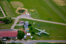 Vue aérienne de Avions historiques à l'aérodrome Ballenstedt à le quartier Asmusstedt in Ballenstedt dans le département Saxe-Anhalt, Allemagne