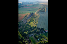 Vue aérienne de Mur du Diable (Königstein) vu de l'est à le quartier Weddersleben in Thale dans le département Saxe-Anhalt, Allemagne