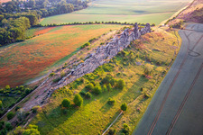 Vue oblique de Mur du Diable (Königstein) vu de l'est à le quartier Weddersleben in Thale dans le département Saxe-Anhalt, Allemagne