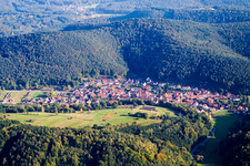 Vue aérienne de Champs agricoles et terres agricoles à Vorderweidenthal dans le département Rhénanie-Palatinat, Allemagne