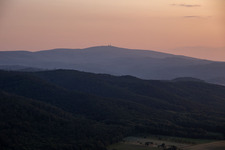 Vue aérienne de Brocken dans la lumière du soir à le quartier Schierke in Wernigerode dans le département Saxe-Anhalt, Allemagne