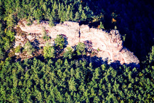 Vue oblique de Ruines et vestiges du mur de l'ancien complexe du château de Lindelbrunn à Vorderweidenthal dans le département Rhénanie-Palatinat, Allemagne