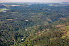 Vue aérienne de Château Falkenstein (Harz) et Senketal à le quartier Pansfelde in Falkenstein dans le département Saxe-Anhalt, Allemagne