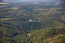 Vue aérienne de Château Falkenstein (Harz) et Senketal à le quartier Pansfelde in Falkenstein dans le département Saxe-Anhalt, Allemagne
