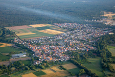 Vue aérienne de Du sud-est à le quartier Sondernheim in Germersheim dans le département Rhénanie-Palatinat, Allemagne