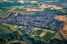Vue aérienne de De l'est le matin à le quartier Mechtersheim in Römerberg dans le département Rhénanie-Palatinat, Allemagne