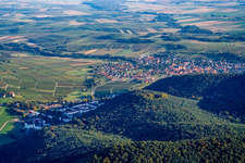 Vue aérienne de Ville du nord à Klingenmünster dans le département Rhénanie-Palatinat, Allemagne
